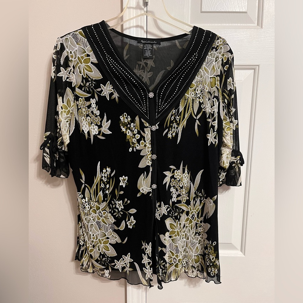 EUC Beautiful top with floral print decorated with sequins and flower buttons
